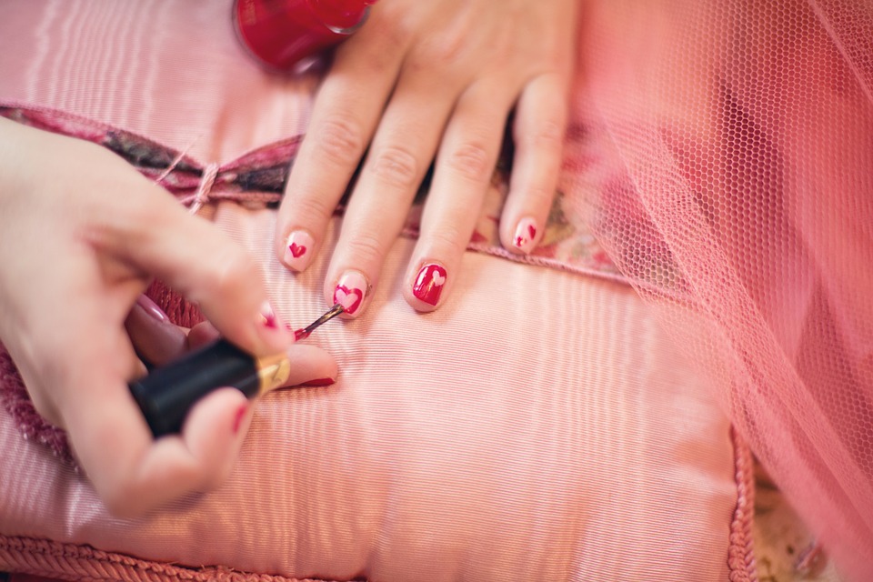 lyserød hjerte manicure