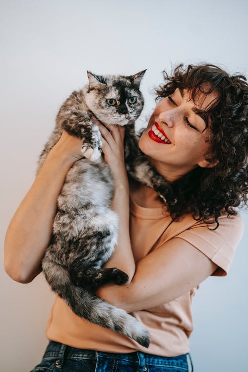 kvinde med sin kat